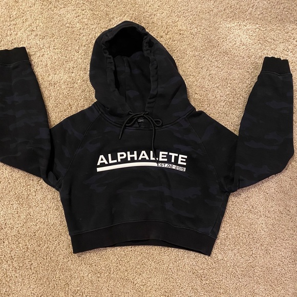Alphalete Tops - Alphalete Camo Cropped Hoodie